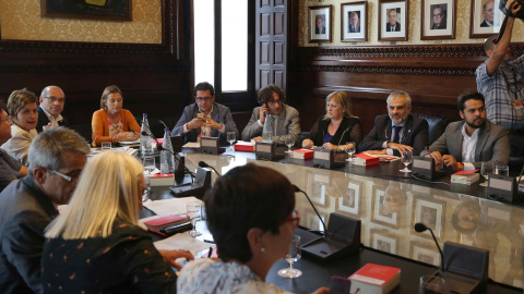 La presidenta del Parlament, Carme Forcadell, preside la Mesa del Parlament y la junta de portavoces, celebrada tras la solicitud de Junts pel Sí y de la Cup de la alteración del orden del día para incluir el debate y tramitación de la Ley de Transito La presidenta del Parlament, Carme Forcadell, preside la Mesa del Parlament y la junta de portavoces, celebrada tras la solicitud de Junts pel Sí y de la Cup de la alteración del orden del día para incluir el debate y tramitación de la Ley de Transito