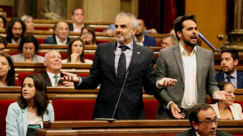El portavoz del grupo parlamentario de Ciudadanos Carlos Carrizosa (c) y el secretario de comunicación de Cs, Fernando de Páramo (d), protestan tras la solicitud de Junts pel Sí y de la Cup sebre la alteración del orden del día en el Parlament. EFE/T El portavoz del grupo parlamentario de Ciudadanos Carlos Carrizosa (c) y el secretario de comunicación de Cs, Fernando de Páramo (d), protestan tras la solicitud de Junts pel Sí y de la Cup sebre la alteración del orden del día en el Parlament. EFE/T