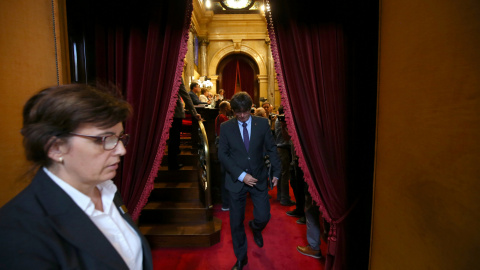 El president de la Generalitat, Carles Puigdemont, abandona por un momento el Pleno del Parlament, en la sesión en la que se ha introducido el debate de la ley de transitoriedad. REUTERS/Albert Gea El president de la Generalitat, Carles Puigdemont, abandona por un momento el Pleno del Parlament, en la sesión en la que se ha introducido el debate de la ley de transitoriedad. REUTERS/Albert Gea