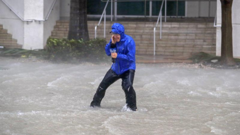 Un hombre intenta cruzar andar contra el potente vídeo del Huracán Irma.EFE/Erik S.Lesser