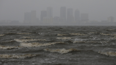 La imagen de Tampa oscurecida por el temporal del huracán Irma vista desde la bahía de Hillsborough.REUTERS/Chris Wattie