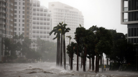 Las lluvias del huracán Irma provocan las primeras inundaciones en las calles de Miami. REUTERS/Carlos Barria