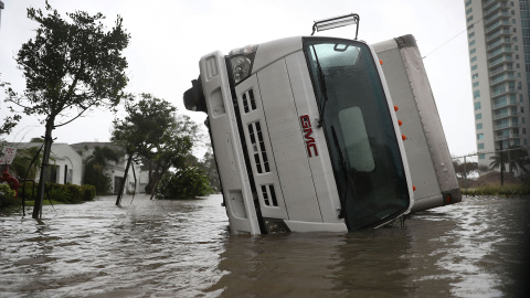 Un camión volcado en Miami. - AFP