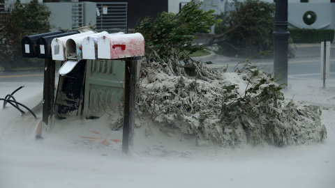 La arena de la playa cubre buzones y arbustos en Pompano Beach, Florida. - AFP