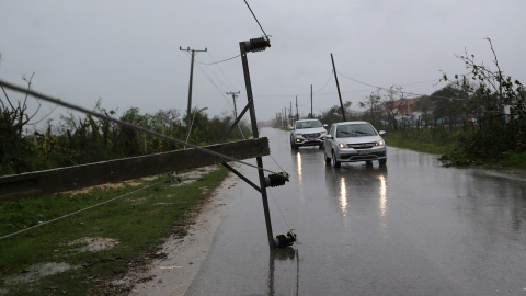 Vista de una carretera tras el paso del huracán en Caibarién (Cuba). EFE/Alejandro Ernesto