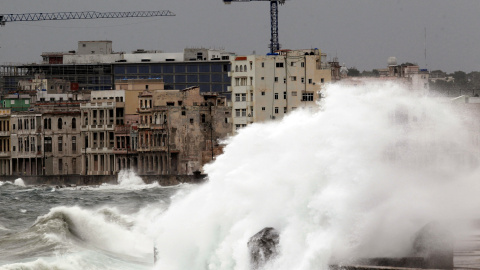 Las olas chocan contra el muro del Malecon en La Habana, Cuba./REUTERS