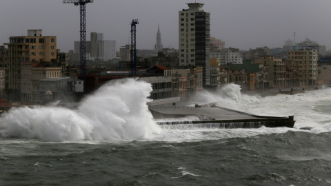 Las olas chocan contra el muro del Malecon en La Habana, Cuba./REUTERS