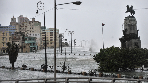 El Malecón de La Habana, desbordado por el agua. - AFP