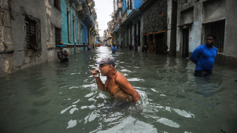Un hombre pasa por una de las calles inundadas de La Habana. - AFP