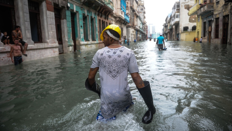 El agua ha llegado a casi 300 metros tierra adentro en la capital cubana. - AFP