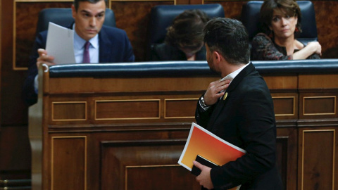 El portavoz de ERC, Gabriel Rufián, pasa por delante del candidato a la Presidencia del Gobierno, Pedro Sánchez, en el Congreso de los Diputados en la primera jornada de la sesión de investidura de Pedro Sánchez como presidente del Gobierno. EFE/Emili