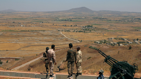 Miembros del Ejército Sirio Libre vigilan en la zona rural de Quneitra /REUTERS (Alaa Al-Faqir) Miembros del Ejército Sirio Libre vigilan en la zona rural de Quneitra /REUTERS (Alaa Al-Faqir)