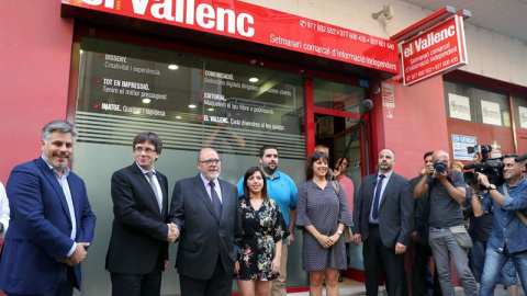 El president Carles Puigdemont visita la seu del setmanari el Vallenc / EFE