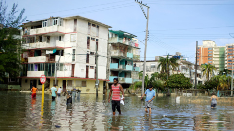 Habitantes caminan por un área inundada tras las inundaciones y apagones provocados por el paso del huracán Irma en La Habana /REUTERS (Alexandre Meneghini) Habitantes caminan por un área inundada tras las inundaciones y apagones provocados por el paso del huracán Irma en La Habana /REUTERS (Alexandre Meneghini)