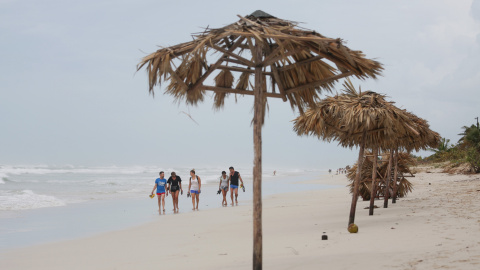Turistas paseando por la playa tras el paso del huracán Irma por Varadero /REUTERS (Alexandre Meneghini) Turistas paseando por la playa tras el paso del huracán Irma por Varadero /REUTERS (Alexandre Meneghini)