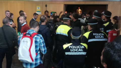 La Policía local ha irrumpido el acto de la portavoz de la CUP / Twitter