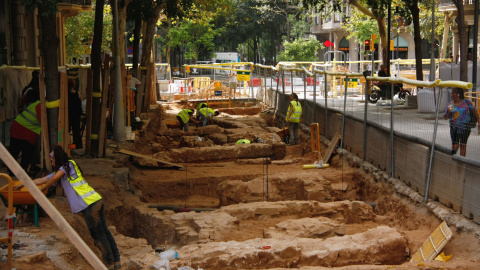 Vista al descobert de les restes arqueològiques entre al tram del carrer Girona entre els carrers Mallorca i Diagonal