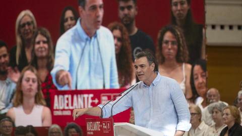 El candidato del PSOE a la reelección como presidente, Pedro Sánchez (c), durante un acto electoral este jueves, en Santander