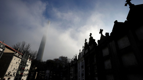 Una de las torres de la central térmica de As Pontes, vista desde el cementerio del municipio. REUTERS/Miguel Vidal Una de las torres de la central térmica de As Pontes, vista desde el cementerio del municipio. REUTERS/Miguel Vidal