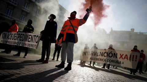 Trabajadores de Alu Ibérica, antigua Alcoa en A Coruña, en una manifestación. Trabajadores de Alu Ibérica, antigua Alcoa en A Coruña, en una manifestación.