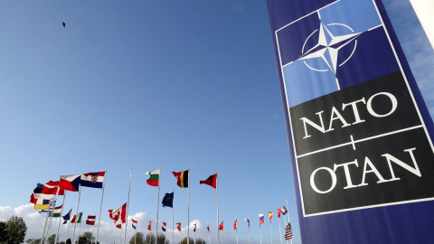 El logo de la OTAN (NATO, en sus siglas en inglés) y las banderas de los países miembros de la alianza, en el exterior de su sede en Bruselas. REUTERS/Pascal Rossignol El logo de la OTAN (NATO, en sus siglas en inglés) y las banderas de los países miembros de la alianza, en el exterior de su sede en Bruselas. REUTERS/Pascal Rossignol