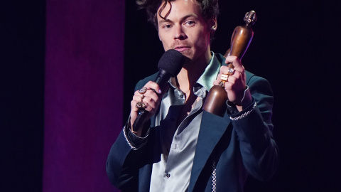 El cantante inglés Harry Styles gana el premio a la mejor actuación de Pop/R&B en los Brit Awards de 2023 en el O2 Arena El cantante inglés Harry Styles gana el premio a la mejor actuación de Pop/R&B en los Brit Awards de 2023 en el O2 Arena