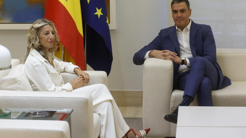 El presidente del Gobierno, Pedro Sánchez (d), durante la reunión que ha mantenido con la vicepresidenta segunda y ministra de Trabajo y Economía Social, Yolanda Díaz, este martes en Moncloa. El presidente del Gobierno, Pedro Sánchez (d), durante la reunión que ha mantenido con la vicepresidenta segunda y ministra de Trabajo y Economía Social, Yolanda Díaz, este martes en Moncloa.