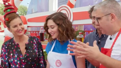 La presidenta de la Comunidad de Madrid, Isabel Díaz Ayuso, en las imágenes promocionales del Especial de Navidad difundidas por Masterchef en redes sociales La presidenta de la Comunidad de Madrid, Isabel Díaz Ayuso, en las imágenes promocionales del Especial de Navidad difundidas por Masterchef en redes sociales