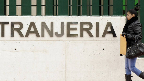 Una mujer se dirige a una oficina de Extranjería en Valladolid. Una mujer se dirige a una oficina de Extranjería en Valladolid.