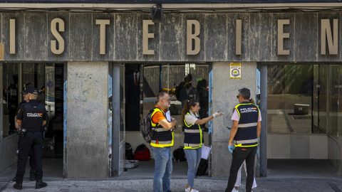Agentes de la Policía Nacional investiga un homicidio en una tienda de ropa este lunes en Madrid. Una mujer de 61 años ha muerto apuñalada este lunes en el interior de la tienda de ropa que regentaba en la madrileña plaza de Tirso de Molina, en el dis Agentes de la Policía Nacional investiga un homicidio en una tienda de ropa este lunes en Madrid. Una mujer de 61 años ha muerto apuñalada este lunes en el interior de la tienda de ropa que regentaba en la madrileña plaza de Tirso de Molina, en el dis