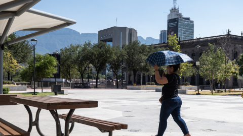 28/06/2023 - Una mujer sostiene una sombrilla para protegerse del sol debido a las altas temperaturas. 28/06/2023 - Una mujer sostiene una sombrilla para protegerse del sol debido a las altas temperaturas.