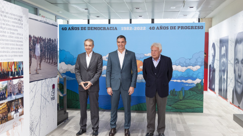 El actual presidente del Gobierno, Pedro Sánchez, junto a los dos expresidentes socialistas, José Luis Rodríguez Zapatero y Felipe González, en la sede de Ferraz el pasado lunes. El actual presidente del Gobierno, Pedro Sánchez, junto a los dos expresidentes socialistas, José Luis Rodríguez Zapatero y Felipe González, en la sede de Ferraz el pasado lunes.