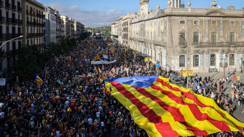 Una estelada de grans dimensions en el marc de la manifestació de l'ANC per la Diada a Barcelona aquest diumenge. Una estelada de grans dimensions en el marc de la manifestació de l'ANC per la Diada a Barcelona aquest diumenge.