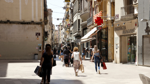 Persones caminant per l'Eix Comercial de Lleida, quan el termòmetre marca 33 graus, en una imatge d'arxiu