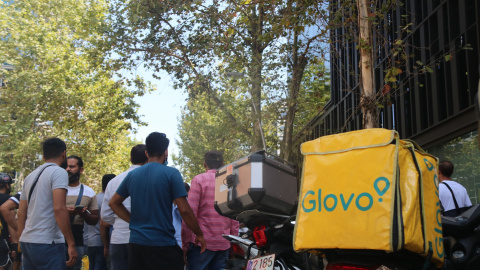 Una motxilla de Glovo davant la seu de l'empresa, situada al barri del Poblenou de Barcelona, en una manifestació de riders l'any 2021 Una motxilla de Glovo davant la seu de l'empresa, situada al barri del Poblenou de Barcelona, en una manifestació de riders l'any 2021