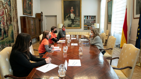 La delegación del Sindicat de Llogateres de Catalunya y del Sindicato de Inquilinas de Madrid durante su reunión este viernes con la ministra de Transportes, Movilidad y Agenda Urbana, Raquel Sánchez. La delegación del Sindicat de Llogateres de Catalunya y del Sindicato de Inquilinas de Madrid durante su reunión este viernes con la ministra de Transportes, Movilidad y Agenda Urbana, Raquel Sánchez.