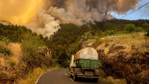 15/07/2023 - Un camión cisterna acude al incendio forestal declarado en la Palma, a 15 de julio de 2023, en Puntagorda, La Palma, Canarias. 15/07/2023 - Un camión cisterna acude al incendio forestal declarado en la Palma, a 15 de julio de 2023, en Puntagorda, La Palma, Canarias.