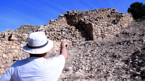 18-7-2023 Jordi Diloli davant del jaciment ibèric 18-7-2023 Jordi Diloli davant del jaciment ibèric