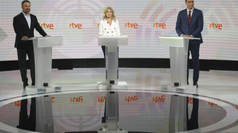 Los candidatos a la presidencia del Gobierno, (i-d) Santiago Abascal, Yolanda Diaz y Pedro Sánchez, antes del inicio del debate electoral que se celebra este miércoles en Madrid. Los candidatos a la presidencia del Gobierno, (i-d) Santiago Abascal, Yolanda Diaz y Pedro Sánchez, antes del inicio del debate electoral que se celebra este miércoles en Madrid.