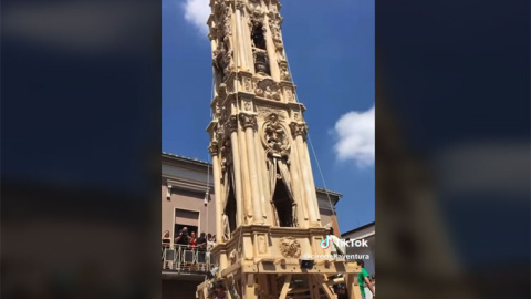Tradición napolitana consistente en procesionar con una torre. Tradición napolitana consistente en procesionar con una torre.