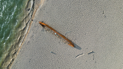 Una canoa en el suelo agrietado de un embalse afectado por la sequía. Una canoa en el suelo agrietado de un embalse afectado por la sequía.