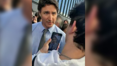 Un momento de la conversación entre Justin Trudeau y el joven antiabortista. Un momento de la conversación entre Justin Trudeau y el joven antiabortista.