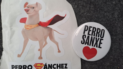 Una pegatina y una chapa distribuida por el PSOE este viernes en su acto de cierre de campaña electoral.