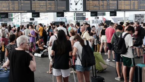 Un gran número de personas aguarda al restablecimiento del tráfico ferroviario en la estación Joaquín Sorolla, en València a 23 de julio de 2023 Un gran número de personas aguarda al restablecimiento del tráfico ferroviario en la estación Joaquín Sorolla, en València a 23 de julio de 2023