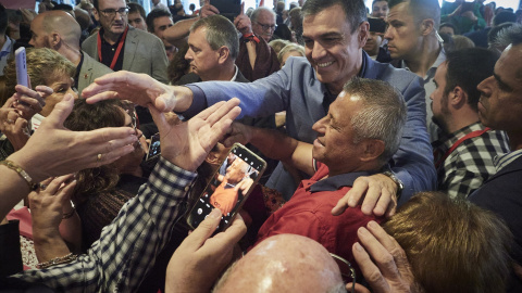 Pedro Sánchez saluda a los asistentes a un acto del PSOE por el Día de la Rosa en Pamplona. / Eduardo Sanz (Europa Press) Pedro Sánchez saluda a los asistentes a un acto del PSOE por el Día de la Rosa en Pamplona. / Eduardo Sanz (Europa Press)