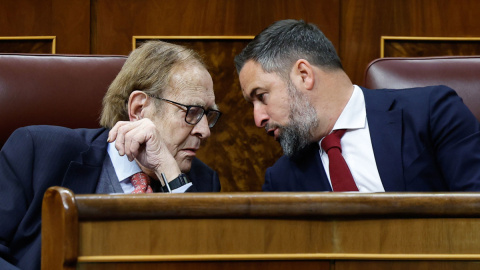 22/03/2023.- El profesor Ramón Tamames (i) conversa con el líder de Vox, Santiago Abascal, durante la segunda y última jornada del debate de la moción de censura que impulsa Vox, con Ramón Tamames de candidato, contra el Gobierno del socialista Pedro 22/03/2023.- El profesor Ramón Tamames (i) conversa con el líder de Vox, Santiago Abascal, durante la segunda y última jornada del debate de la moción de censura que impulsa Vox, con Ramón Tamames de candidato, contra el Gobierno del socialista Pedro