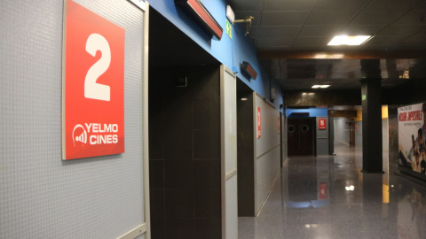 Entrada a una de les 15 sales dels cinemes Yelmo Icària de la Vila Olímpica de Barcelona abans del seu tancament definitiu Entrada a una de les 15 sales dels cinemes Yelmo Icària de la Vila Olímpica de Barcelona abans del seu tancament definitiu