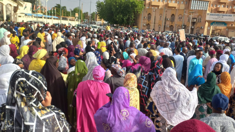 26/07/2023 - Cientos de manifestantes se congregaron frente a la Asamblea Nacional para defender la democracia nigerina, a 26 de julio de 2023.
