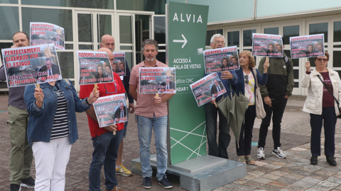 27/07/2023 Miembros de la Plataforma de Víctimas por el accidente del Alvia a las puertas del tribunal de Santiago de Compostela 27/07/2023 Miembros de la Plataforma de Víctimas por el accidente del Alvia a las puertas del tribunal de Santiago de Compostela