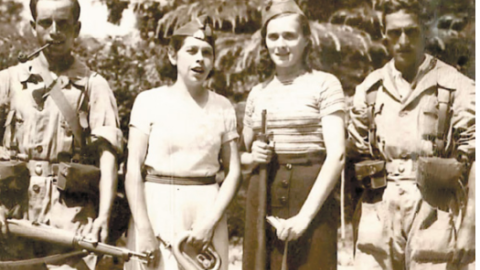 Dionisia Manzanero (con fusil) con varios compañeros del Batallón Octubre de la JSU. Foto tomada el 14 de Agosto de 1938. Archivo familiar (Alfredo Jimeno Manzanero) Dionisia Manzanero (con fusil) con varios compañeros del Batallón Octubre de la JSU. Foto tomada el 14 de Agosto de 1938. Archivo familiar (Alfredo Jimeno Manzanero)
